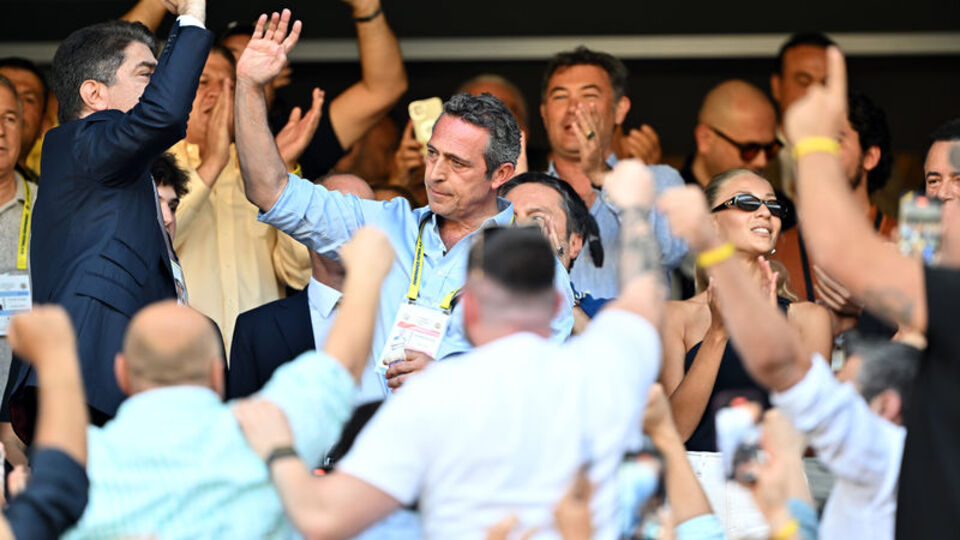 Taraftarlar seçim sonucunu tezahüratlarla bekledi