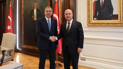 CHP'li Murat Bakan Yerlikaya'yı ziyaret etti