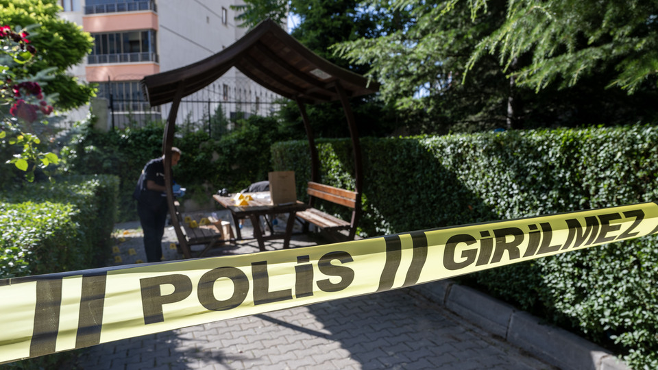 Yine aynı senaryo! Eşini ve 5 yaşındaki kızını vurdu