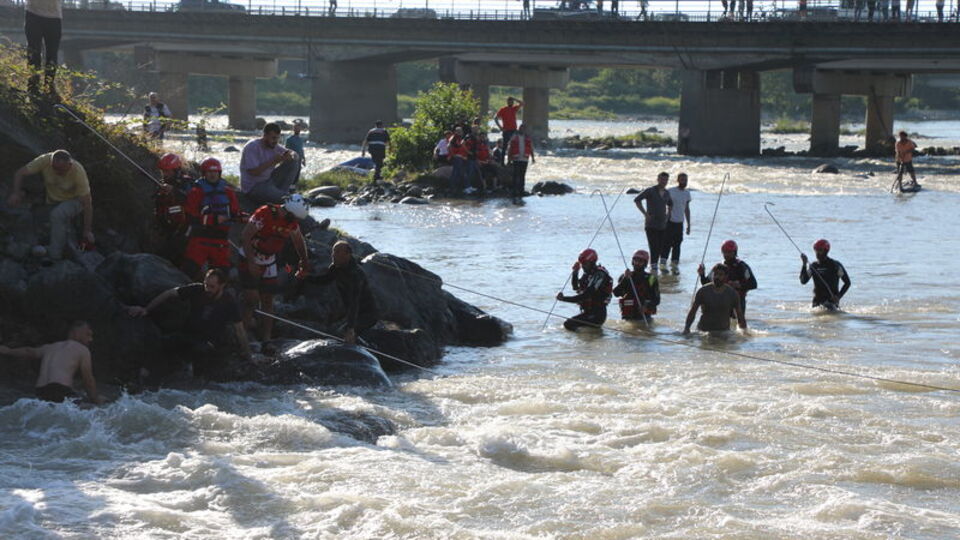 Yapay gölde akıntıya kapılan 4 kişiden 2'si öldü