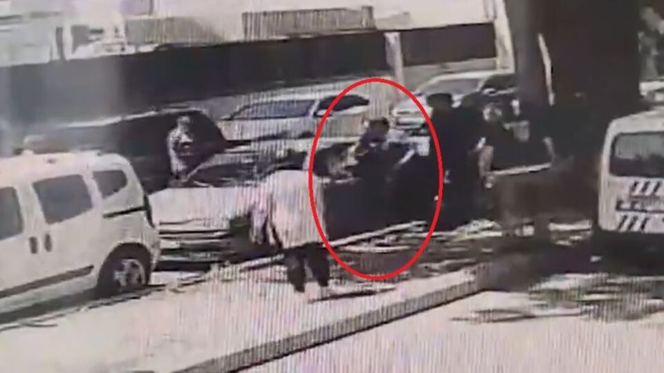 Anne ve baba araçta bırakmıştı! İkizler kurtarıldı