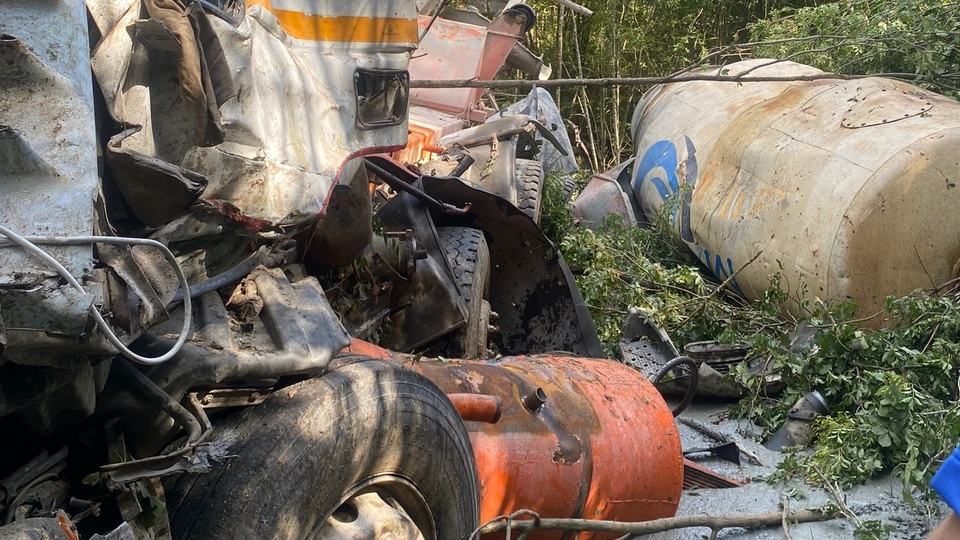 Devrilen beton mikseri demir yığınına döndü