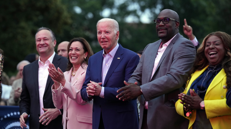 Biden yine gündem oldu: Bu sefer dondu kaldı!