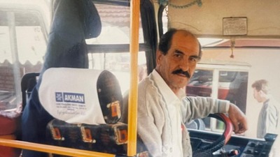 Minibüsüyle öğrenci taşıdığı üniversiteden 66 yaşında mezun oldu: Çok özeniyordum
