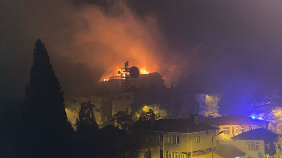 Binaların çatılarında yangın çıktı