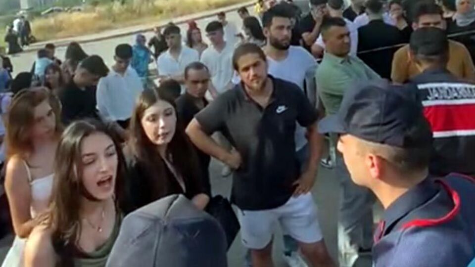 Lise mezuniyetinde 'uygunsuz kıyafet' gerginliği