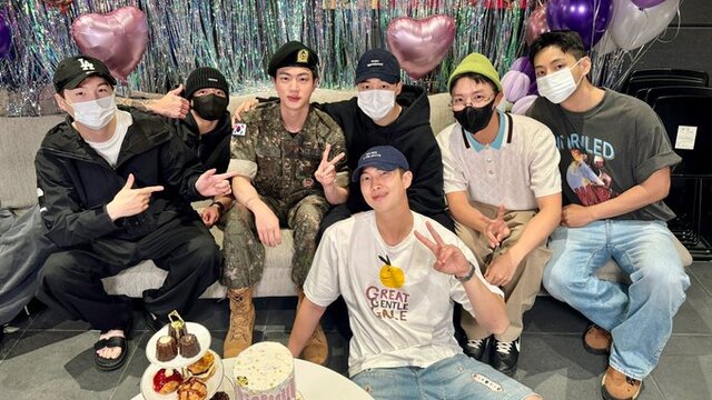 K-pop yıldızı askerden döndü