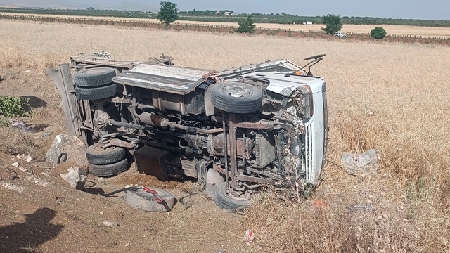Kamyonet ile panelvan çarpıştı: 1 ölü, 2 yaralı