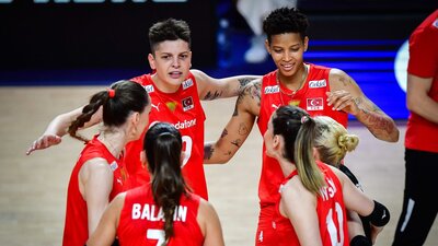 Sultanlar, Dominik'i 4 sette geçti