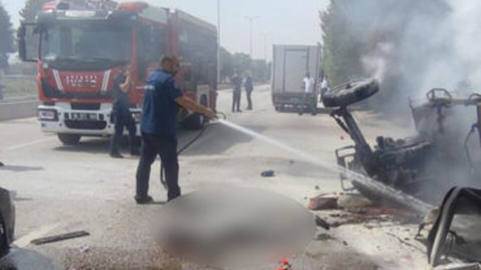 Otomobil ile traktör çarpıştı: 1 ölü, 2 yaralı