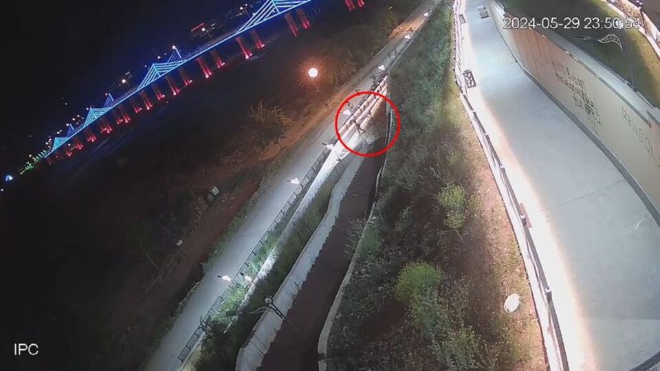 Oturma bankını yakıp izlediler