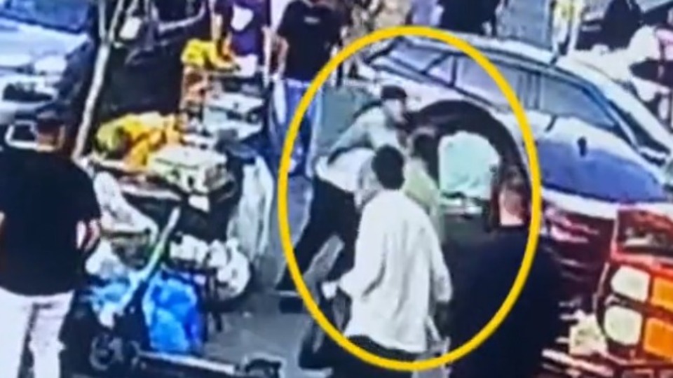 Çekçekçilerin bıçaklı kavgası!