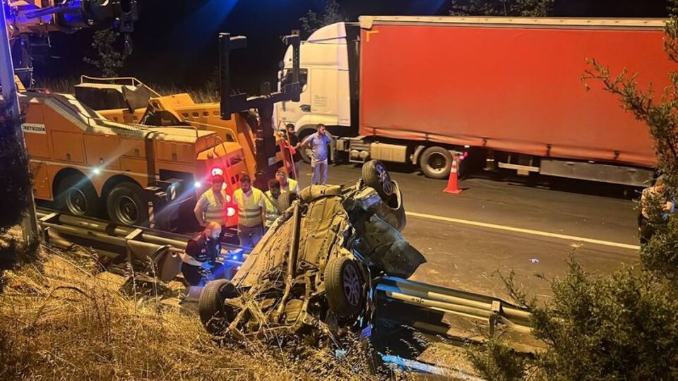 Bariyere çarpıp devrildi: 3 ölü!