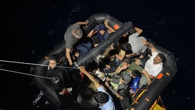 Ayvalık açıklarında 25 düzensiz göçmen kurtarıldı