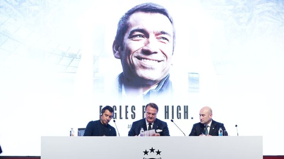 Van Bronckhorst imzayı attı!