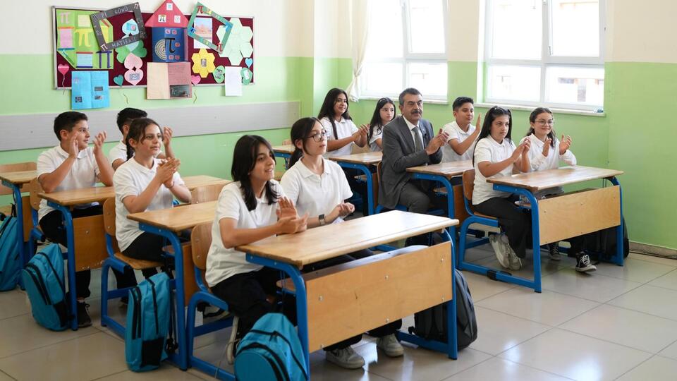 Bakan Tekin öğrencilere karne dağıttı