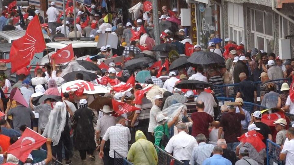 Dolu yağışı CHP mitingini vurdu