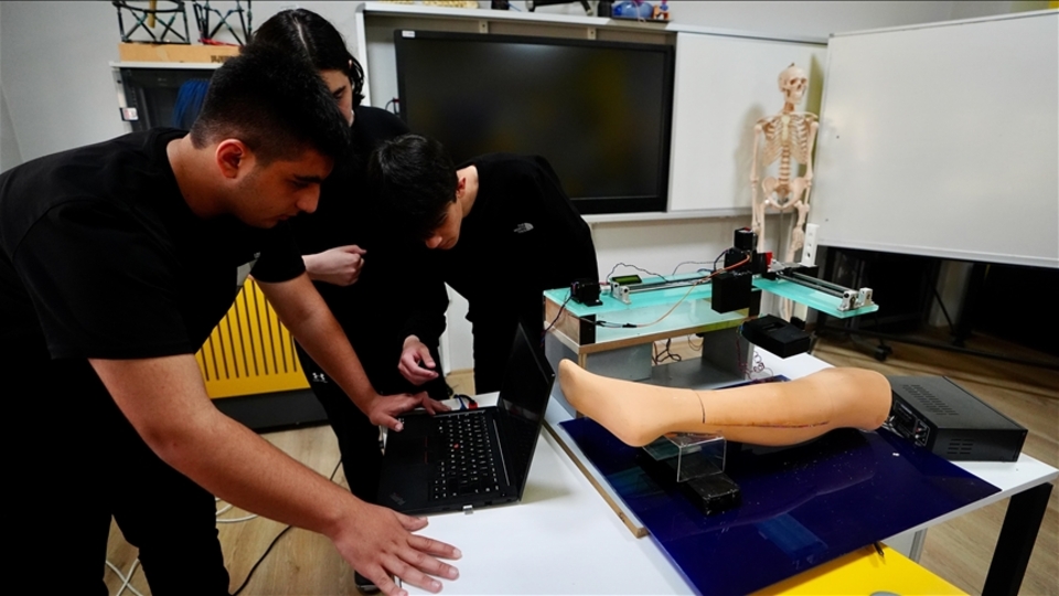 Lise öğrencileri kırık tedavisinde implantı röntgensiz görüntüleyen cihaz geliştirdi
