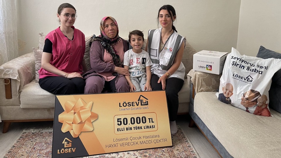 LÖSEV'den lösemi ve kanserle mücadele eden ailelere 50 bin liralık yardım çeki