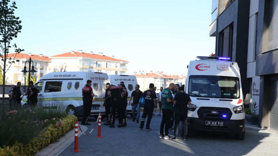 Eşini ve üvey kızını vurup canına kıydı