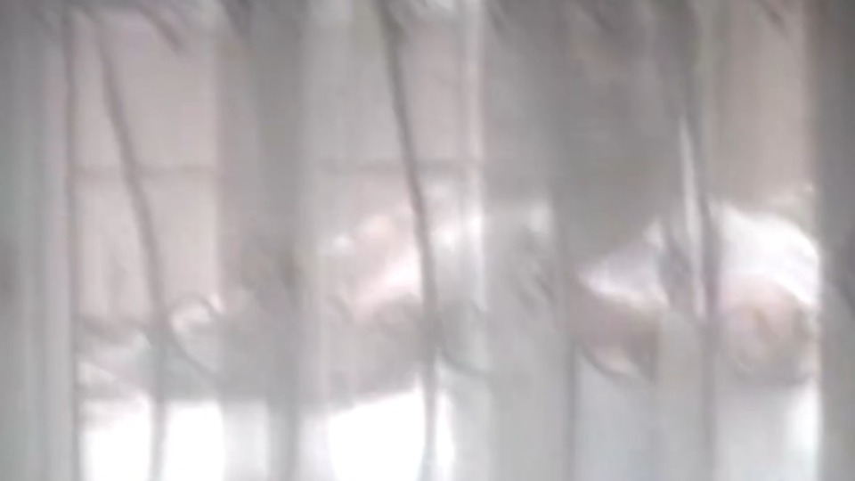 Anaokulunun camını kırdı!