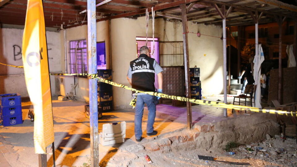 Eski eşini ve arkadaşını tüfekle öldürdü