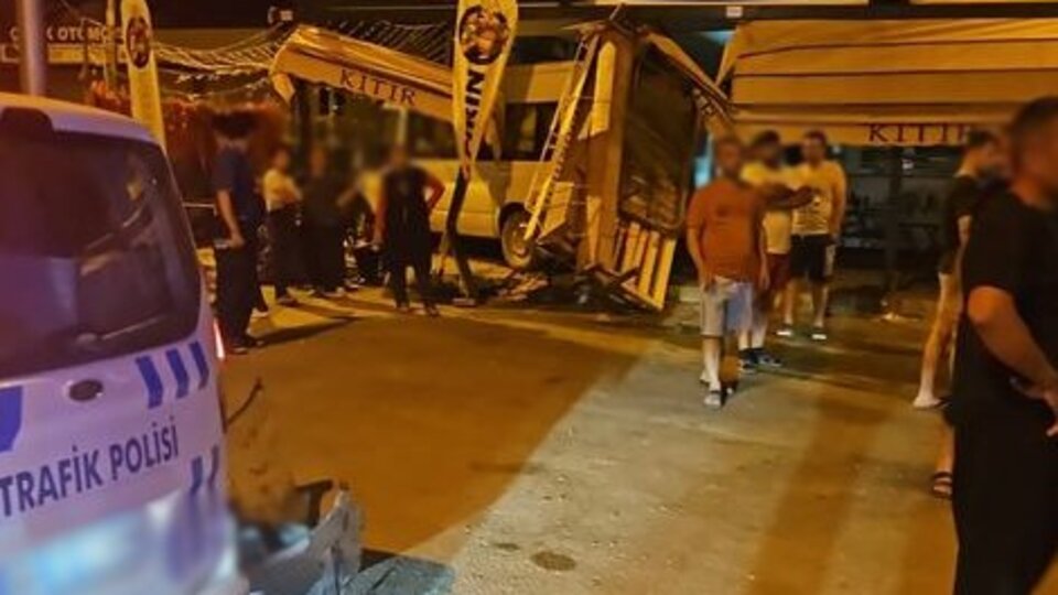 Otomobille çarpışan minibüs iş yerine girdi: 4 yaralı