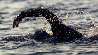 Kontakt lensle yüzenlere "körlük" uyarısı!