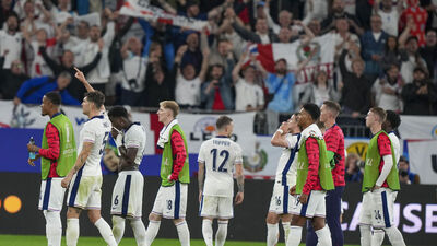 İngiltere ilk maçları lider kapattı