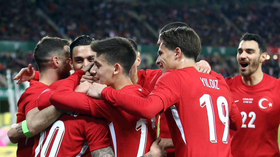 12 Milli futbolcu ilki yaşıyor!