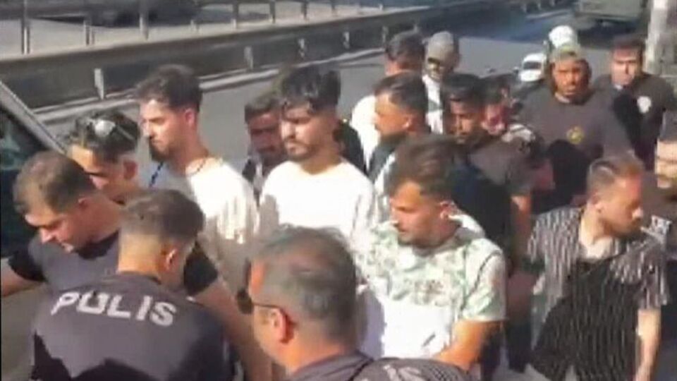 Metrobüs durağında 25 kaçak göçmen yakalandı