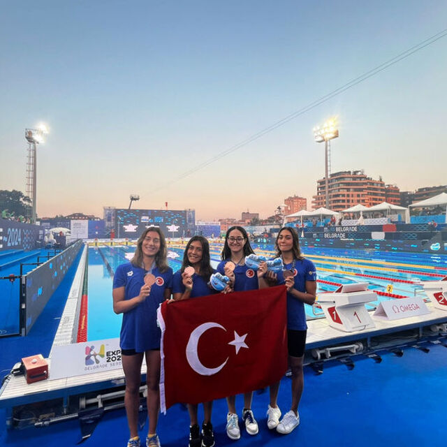 Milli yüzücülerden tarihi başarı!