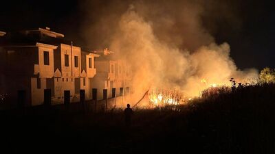 İzmir'de otluk alan yangını 2 metruk villaya sıçradı