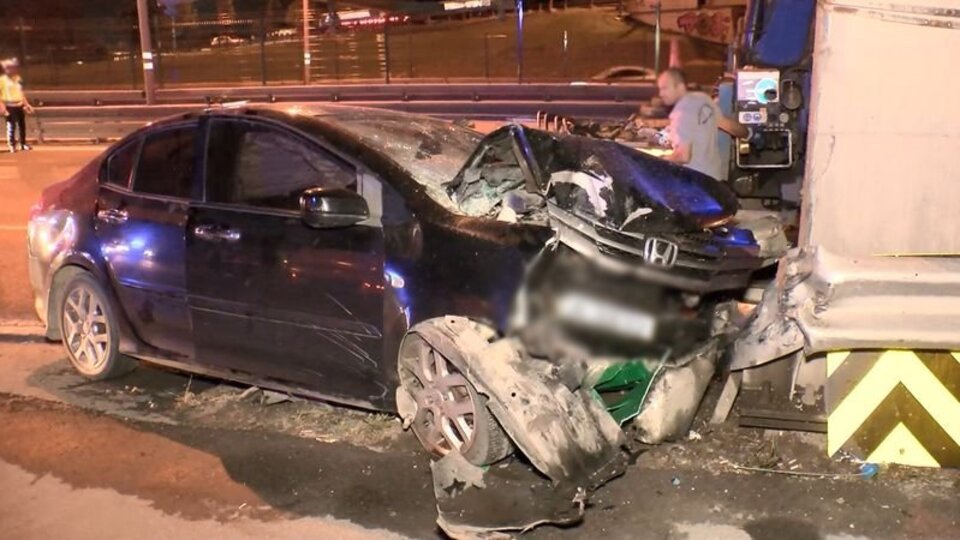 Zeytinburnu'nda otomobil refüje çarptı: 5 yaralı