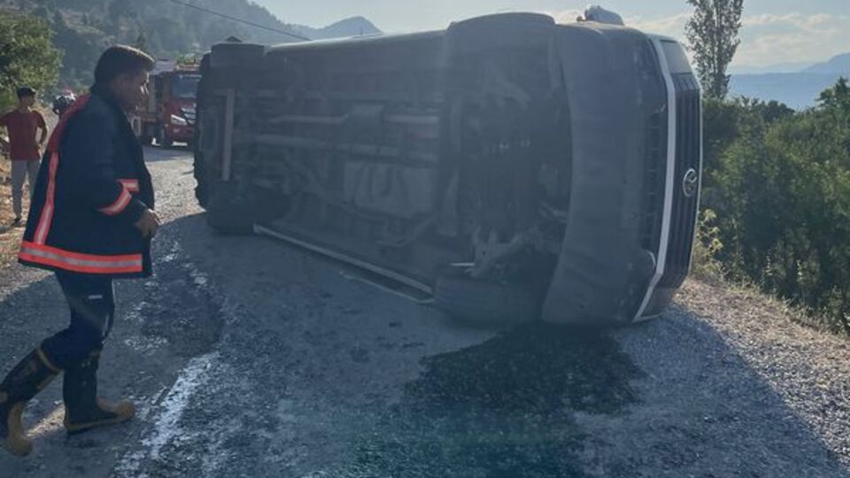 Mersin'de minibüs devrildi: 11 yaralı