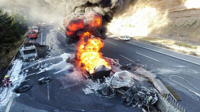 Adana'da feci kaza! İki TIR çarpıştı! Yol kapandı!