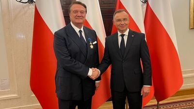 Hasan Arat'a Üstün Liyakat Madalyası!