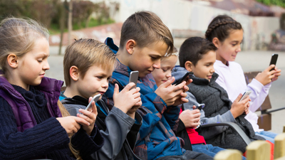 Los Angeles'ta devlet okullarında cep telefonu ve sosyal medya yasaklanacak