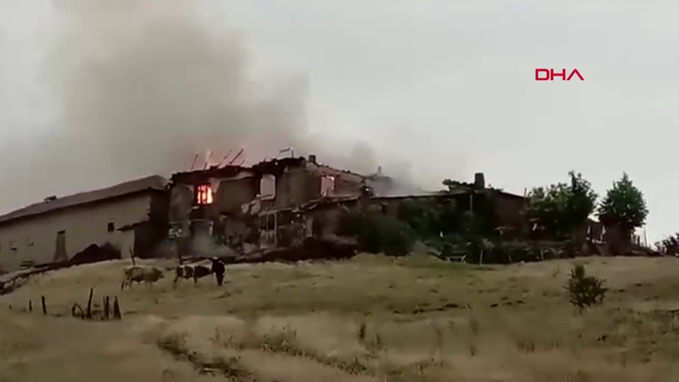 Şiddetli sağanakta yıldırım yangını!