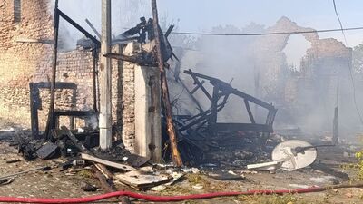 Yangında biri metruk 2 ev zarar gördü