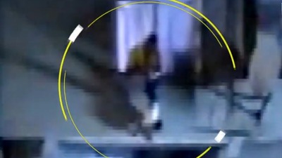 Çocuklarını rehin aldı, camdan sarkıttı!