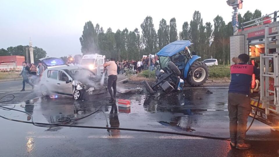 Otomobil ile traktör çarpıştı: 4 yaralı