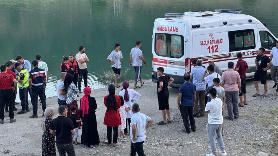 Gölete giren genç boğuldu