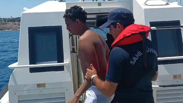 Yunanistan'a yüzerek geçmeye çalıştılar