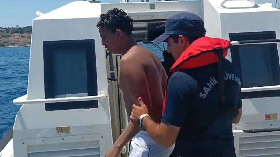 Yunanistan'a yüzerek geçmeye çalıştılar