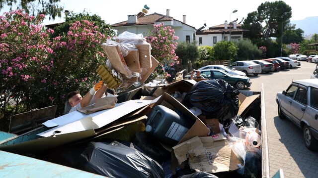 Tatilciler akın etmişti: 'Sakin Kent'te 4 günde 200 ton çöp toplandı