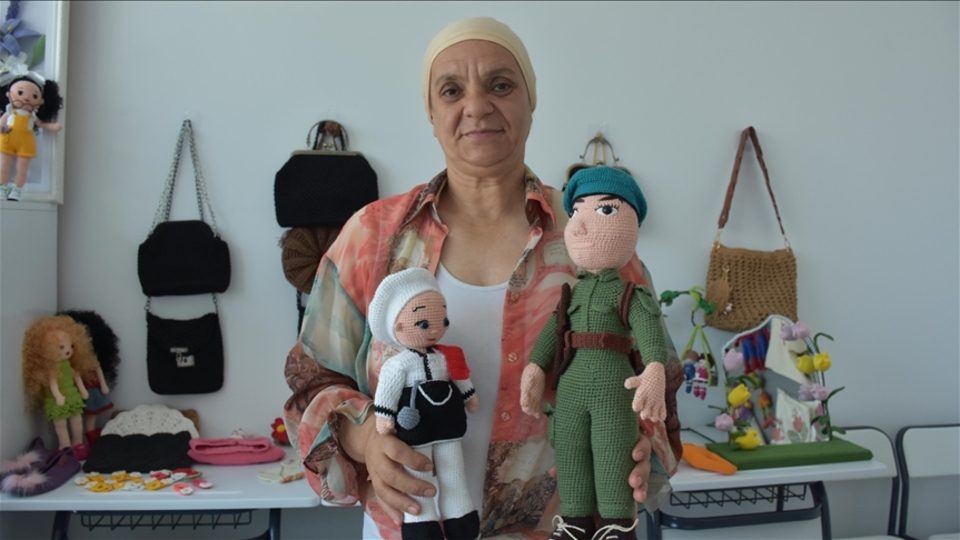 Hafızasını "amigurumi bebek" örerek güçlendiriyor