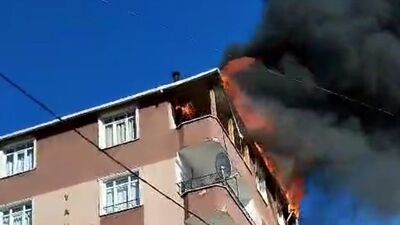 Esenyurt'ta 4 katlı binanın çatı katında yangın