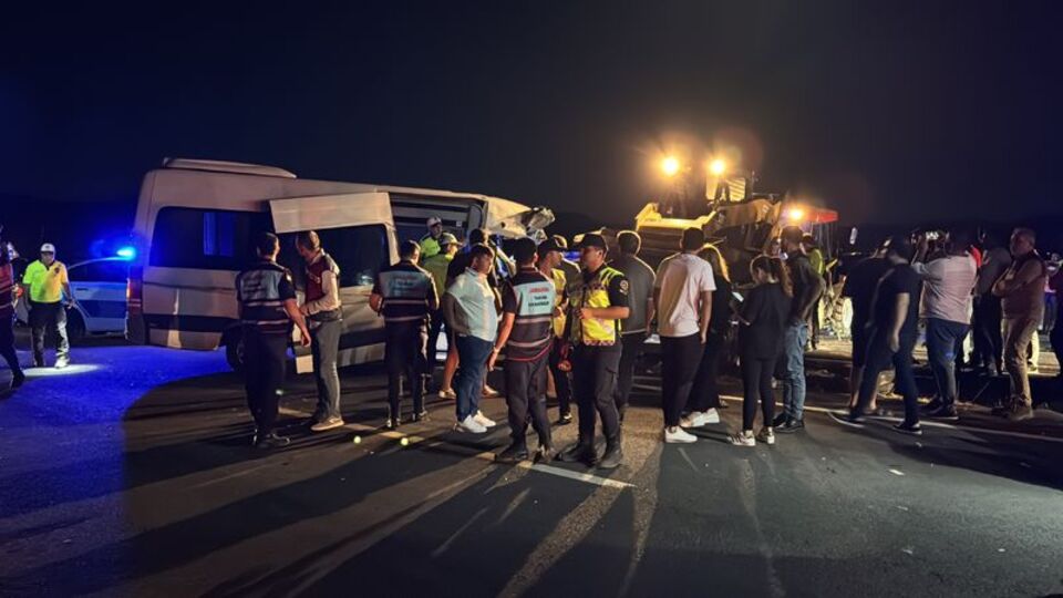 Tur minibüsü ile traktör çarpıştı: 10 yaralı