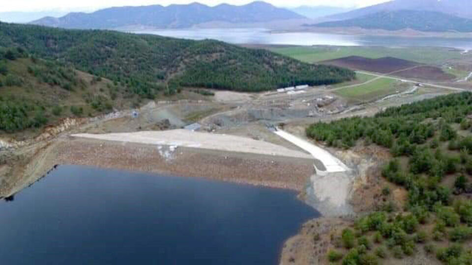 Baraj gölüne giren kardeşlerden biri öldü